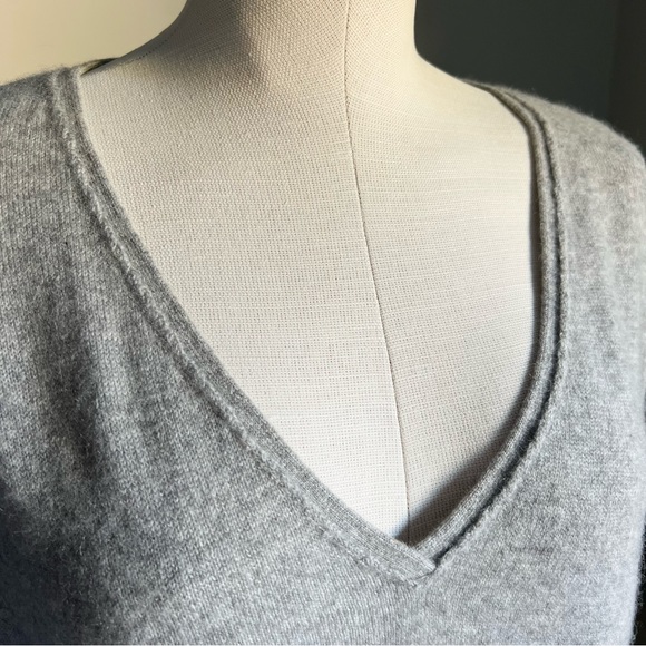 WYATT Collection 100% Cashmere Knit Sweater Sz S Asymmetrical Hem V Neck Grey - Picture 9 of 17